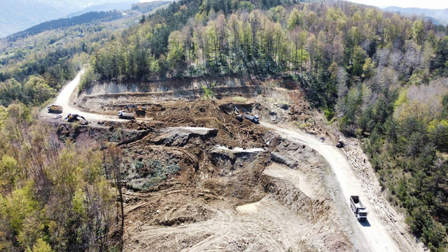 Heyelan nedeniyle kapanan Kastamonu-Çatalzeytin kara yolunda çalışmalar sürüyor