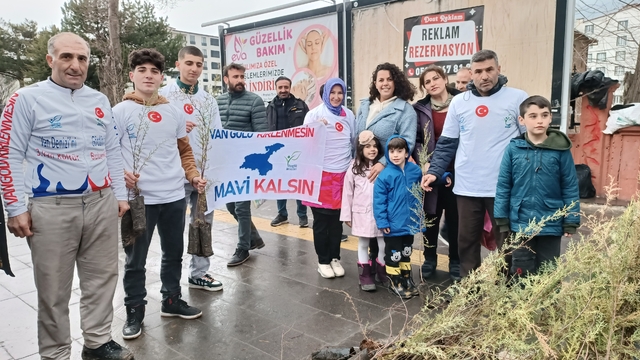 Bitlis'te selvi ve badem fidanları dağıtıldı