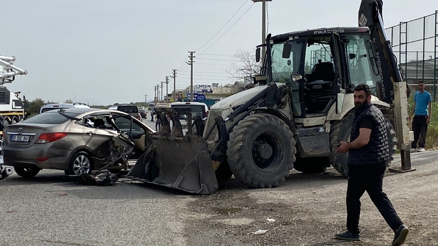 Balıkesir'de kepçeyle otomobilin çarpıştığı kazada 2 kişi yaralandı