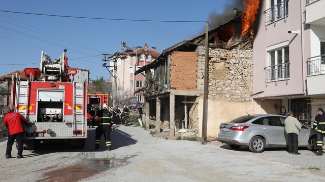 Burdur'da evde çıkan yangında bir kişi dumandan etkilendi
