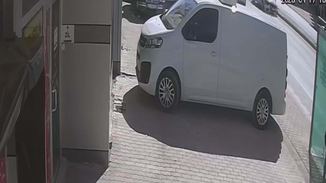 Yaşı küçük sürücünün ortaokul öğrencilerine çarptığı kaza kamerada: 1 ölü, 1 yaralı (2)