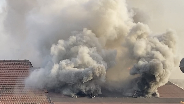 4 katlı binanın çatı katında yangın