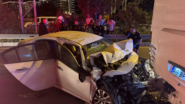 Aydın'da tur otobüsüne çarpan otomobildeki 1 kişi öldü, 2 kişi yaralandı