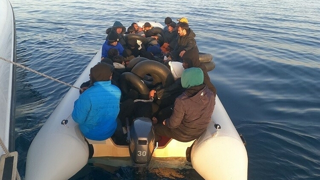 İzmir'de 10'u çocuk 29 kaçak göçmen yakalandı