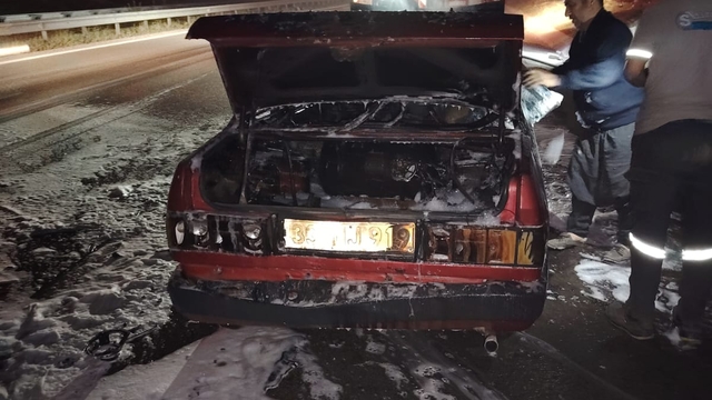 Tarsus'ta seyir halinde alev alan otomobil kullanılamaz hale geldi