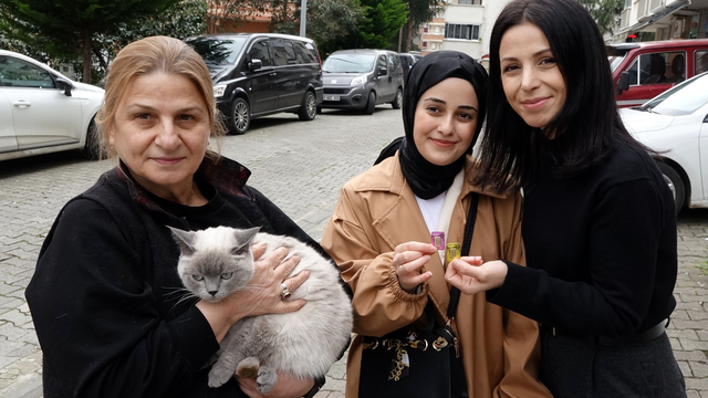 Kayıp kedisi 'Badem'i bulanı altınla ödüllendirdi