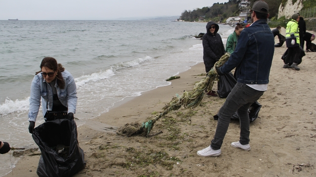 Sinop'ta deniz turizmi konusunda farkındalık oluşturmak için sahillerde temizlik yapıldı