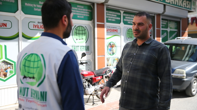 Mersinli iki hayırsever araçlarını Gazzelilere bağışladı