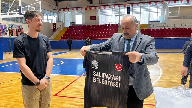 Salıpazarı Belediye Başkanı Başkan Karaca, spor etkinliklerine katılan gençlerle buluştu