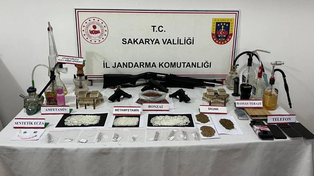 Sakarya'da uyuşturucu ve silah kaçakçılığı operasyonunda yakalanan 2 şüpheli tutuklandı
