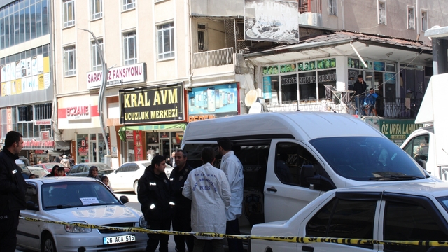 Giyim mağazasında silahlı kavga; 1 ölü, 4 yaralı