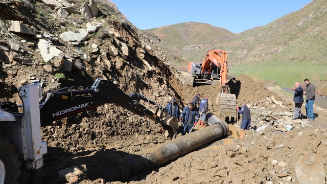 Bitlis'te heyelan nedeniyle zarar gören su şebekesi onarılıyor