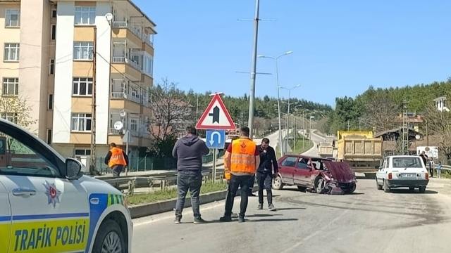 Boyabat'ta refüje çarpan otomobilin sürücüsü yaralandı