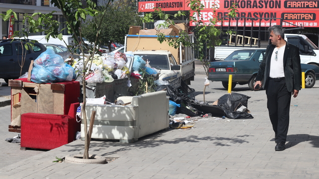 İzmir Çiğli'de işçilerin grevi nedeniyle sokaklarda çöp yığınları oluştu