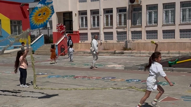 Bozyazı'da anaokulu öğrencileri şenlikte uçurtma uçurdu