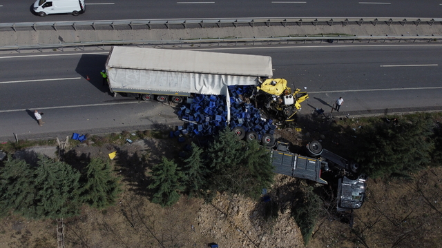 Bilecik'te 2 tırın karıştığı trafik kazasında sürücüler yaralandı