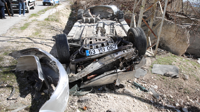 Van'da şarampole devrilen otomobilin sürücüsü ağır yaralandı