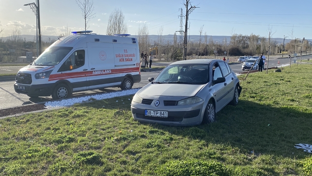 Sivas'ta otomobiller çarpıştı, 2'si çocuk 4 kişi yaralandı