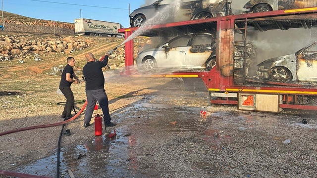 Park halindeki oto çekerde çıkan yangında 6 otomobil kullanılamaz hale geldi