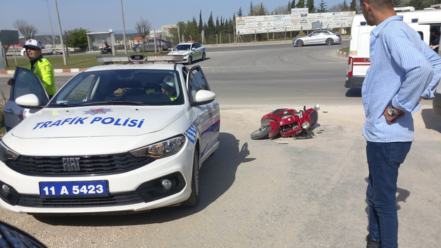 Bilecik'te otomobil ile motosikletin çarpışması sonucu 3 kişi yaralandı
