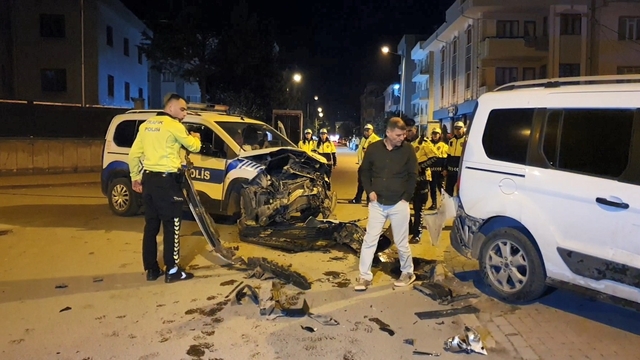 Polis aracının da karıştığı zincirleme kazada 2 polis memuru yaralandı
