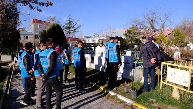 Van'da AK Parti'li gençler, şehit kabirlerinde temizlik yaptı