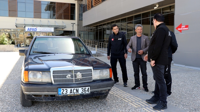 Filistinlilere destek için arabasını bağışladı