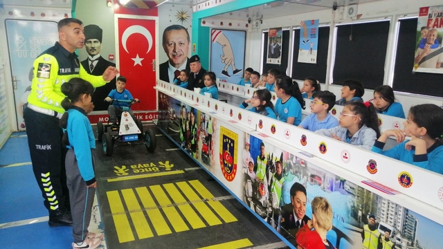 Bursa'da jandarma 2 bin 425 kişiye trafik güvenliği eğitimi verdi