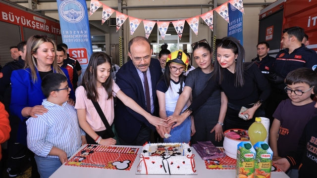 Kayseri'de özel gereksinimli Aleyna'ya itfaiyeden doğum günü sürprizi