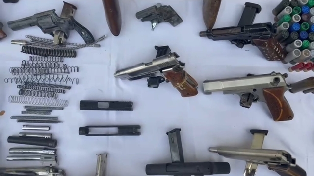 Tekirdağ'da bir evde 19 ruhsatsız tabanca ele geçirildi