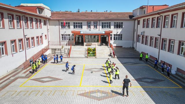 Bursa'da okul bahçelerine çizilen geleneksel oyunlar ilgi çekiyor