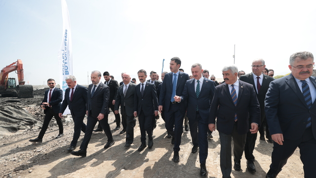 Bakan Kurum, İzmit Körfezi dip çamuru temizliği proje alanında incelemelerde bulundu: