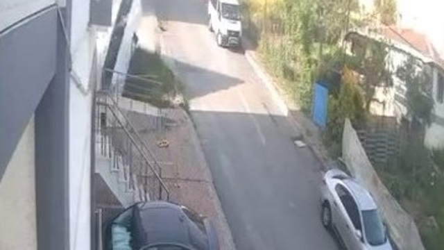 El freni boşalan midibüsün apartman girişine düştüğü kaza kamerada