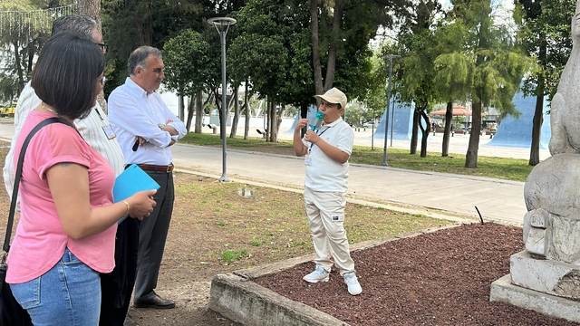 Antalya'da "küçük rehberler" turistlere kentin simgelerini tanıtıyor