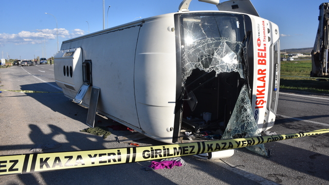 Afyonkarahisar'da servis midibüsü ile otomobilin çarpıştığı kazada 12 kişi yaralandı