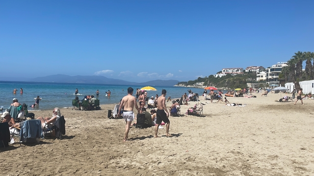 Havanın ısınmasıyla Kuşadası'ndaki sahillerde hareketlilik yaşandı