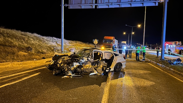 Van'da otomobilin direğe çarptığı kazada 3 kişi öldü, 2 kişi yaralandı