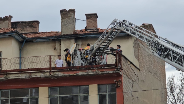 Çorum'da metruk binada düşerek yaralanan genç itfaiye merdiveniyle tahliye edildi