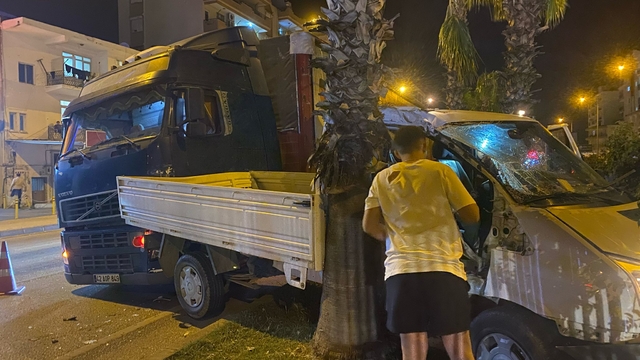 Antalya'da kamyonetle tırın çarpıştığı kazada 1 kişi yaralandı
