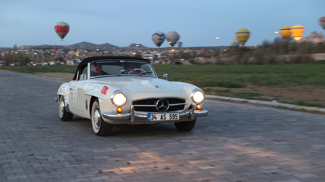 Kapadokya Rallisi'ne klasik araçlarıyla katılan sürücüler etap yarışında mücadele etti