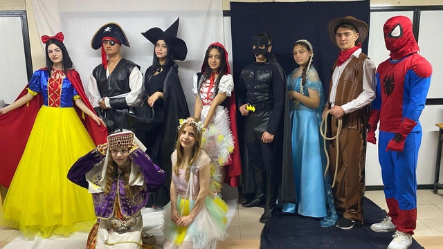 Liseliler, masal kahramanı kostümleri dikerek para kazanıyor