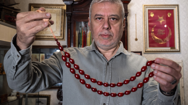 Geleneksel el sanatları ustası, anıları tespih tanelerine işliyor