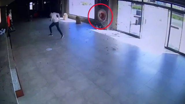 Safari aracının kopan tekerleği, iş yerine girdi