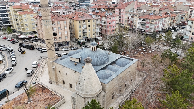 Leylekler tarihi türbenin çatısını mesken tuttu