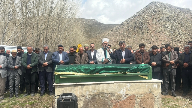 Van'da trafik kazasında ölen baba ve iki kızı defnedildi