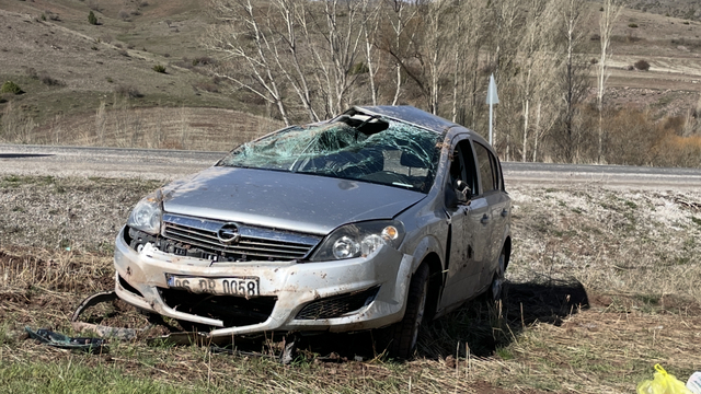 Sivas'ta devrilen otomobildeki 5 kişi yaralandı