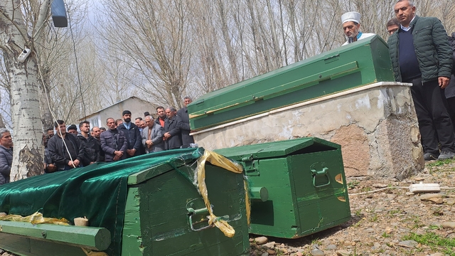 Otomobil diğere çarptı; baba ve 2 kızı hayatını kaybetti