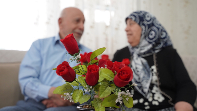 Mutlu evliliğin sırrını 60 yıldır eşine getirdiği çiçeklerde buluyor
