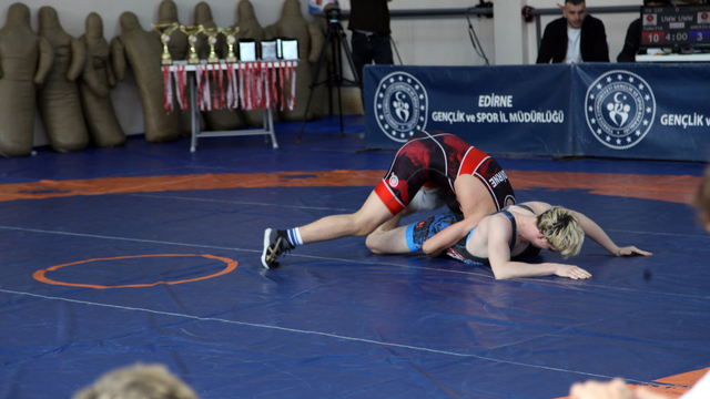 Edirneli güreşçiler dostluk turnuvasında ABD'li güreşçilerle karşılaştı