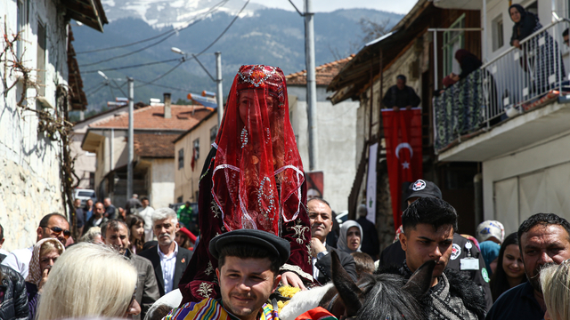 "Osman Gazi'yi Anma ve Bursa'nın Fethi Şenlikleri" kapsamında köy düğünü canlandırıldı